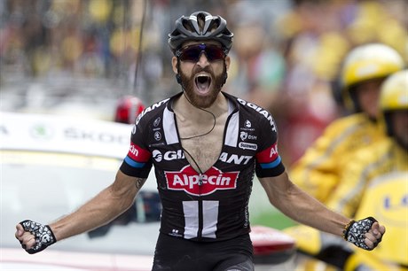 Nmec Simon Geschke slaví vítzství na Tour de France.