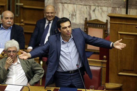 Alexis Tsipras na mimoádném zasedání eckého parlamentu 23. ervence 2015.