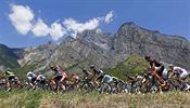Momentka z 20. etapy Tour de France. Posledn pohledy na Alpy a pak u hur na...