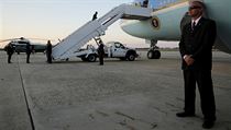 Obama nastupuje do Air Force One a m z Marylandu na nvtvu Keni.