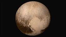 Obrázek planety Pluto vznikl kombinací záběrů ze dvou kamer sondy New Horizons. | na serveru Lidovky.cz | aktuální zprávy
