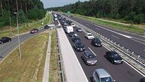 Velké množství aut rekreantů mířících k Jaderskému moři ucpalo silnice ve... | na serveru Lidovky.cz | aktuální zprávy