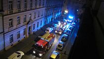Tomkovu ulici v Praze na Smchov po jedn hodin v noci zaplavila svtla...
