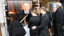 Do smuteční síně na Zelené hoře přišli rodině vyjádřit účast Petrovi spolužáci... | na serveru Lidovky.cz | aktuální zprávy