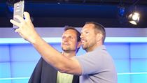 Komenttor Petr Svcen a fotbalov expert Pavel Horvth si poizuj selfie ve...