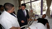 Tureck premir Davutoglu s manelkou navtvil nemocnici, v n jsou...