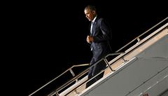 Barrack Obama vystupuje na mezinárodním letiti Jomo Kenyatta v Nairobi.