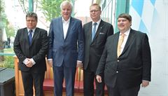 Vicepremiér Pavel Blobrádek (druhý zprava) a mluví Sudetonmeckého zemského...