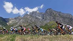Momentka z 20. etapy Tour de France. Poslední pohledy na Alpy a pak u hurá na...
