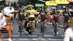 Exhibiní dojezd stáje Sky do cíle poslední etapy Tour de France.