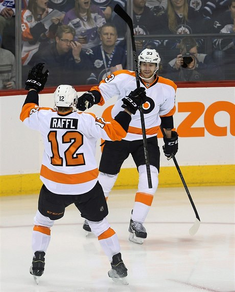 Philadelphia Flyers (Michael Raffl (vlevo) a Jakub Voracek).