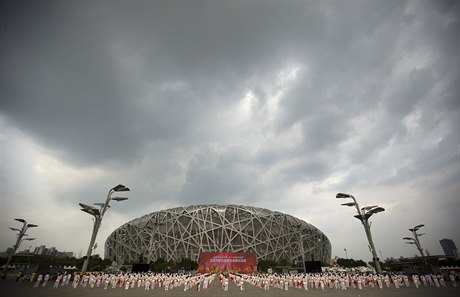 Oslavy ped pekingským olympijským stadionem zvaným Ptaí hnízdo.