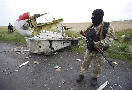 Ozbrojený proruský rebel u trosek letu MH17 (archivní snímek z ervence 2014).