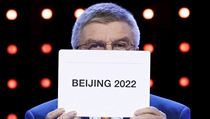 Prezident mezinrodnho olympijskho vboru Thomas Bach vytahuje vtzn lstek.