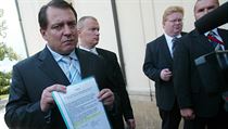 CzechTek 2005: Jiří Paroubek ukazuje petici starostů, kteří mu vyjadřují... | na serveru Lidovky.cz | aktuální zprávy