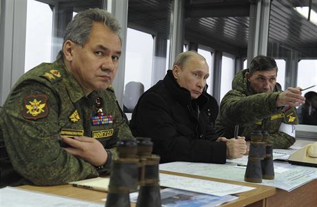 Represivní reim Vladimira Putina (na snímku spolu s ministrem obrany Sergejem...
