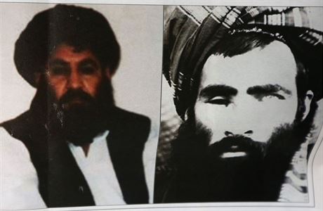 Portrty mrtvho vdce Talibanu mully Muhammada Umara (vpravo) a jeho nstupce...