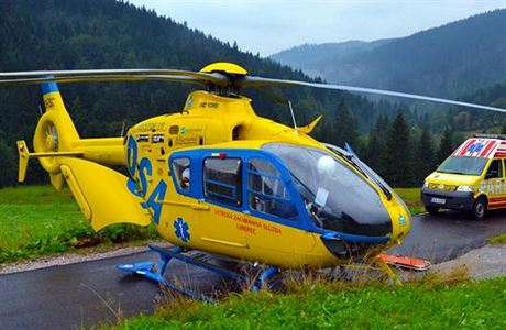 Záchranný vrtulník a sanitka na Liberecku