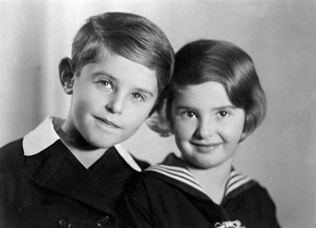 Petr Ginz se svojí sestrou na pedváleném snímku.