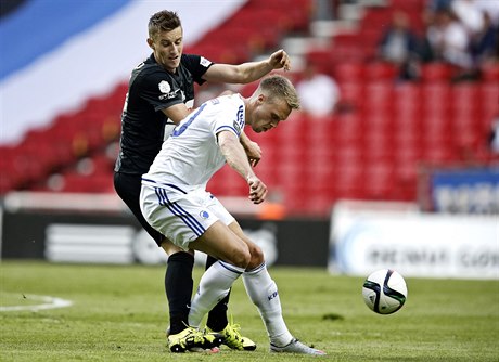 Ján Gregu (vlevo) v loském souboji s FC Koda tamní pedstavenstvo zaujal.