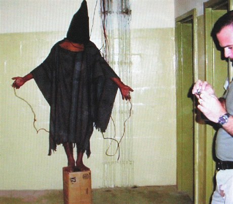 Týrání vz v americké vznici Abú Ghrajb v Iráku.