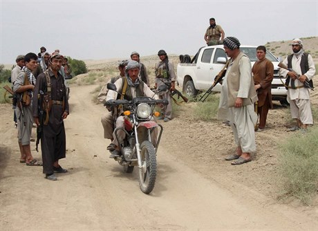 Afghánská místní policie se pipravuje k boji s ozbrojenci radikálního Talibanu...