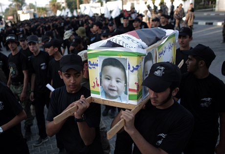 Mladí Palestinci nesou na ramenou maketu dtské rakve s portrétem 1,5roního...