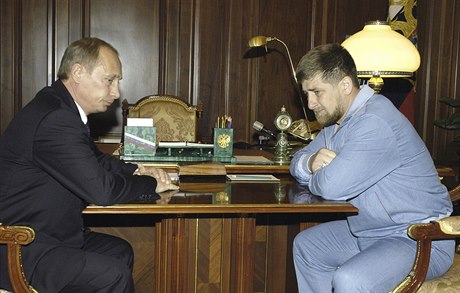 Vladimir Putin ve spolenosti svého eenského spojence Ramzana Kadyrova.