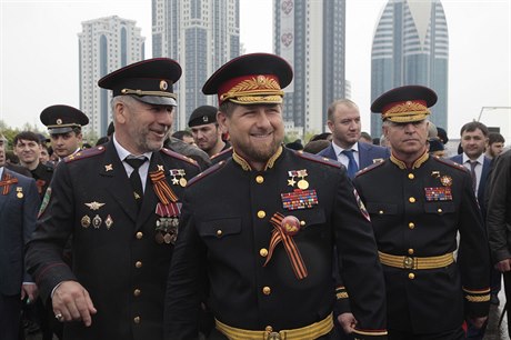 eenská metropole Groznyj a její vdce Ramzan Kadyrov (uprosted): v uniform...