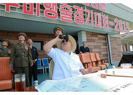 Kim ong-un sleduje vojenské stíhaky,