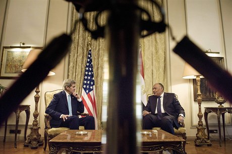 Americký ministr zahranií John Kerry (vlevo) hovoí se svým egyptským...