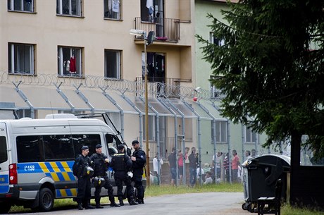 Zaízeni pro zajitní cizinc v Blé pod Bezdzem hlídají jednotky policist,