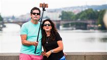 Turist se v Praze fot selfie ty neboli selfie monopodem.