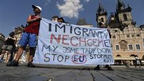 Populrnmi transparenty byly: "V R imigranty nechceme" nebo "Stop invazi...