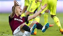 Co je? David Lafata upadl ve vápně a jeho pohled ihned směřoval k rozhodčímu. | na serveru Lidovky.cz | aktuální zprávy