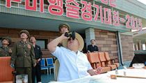 Kim Čong-un sleduje vojenské stíhačky, | na serveru Lidovky.cz | aktuální zprávy