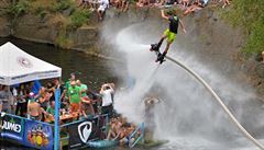 Petr Civín pi exhibiní ukázce flyboardingu.