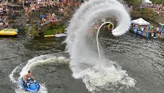 Petr Civín pi exhibiní ukázce flyboardingu.