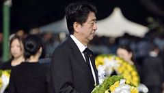 Japonský premiér Shinzo Abe poloil vnec k uctní památky obtí hiroimského...