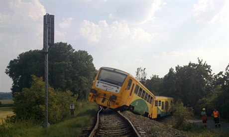 Havarovaný vlak nedaleko obce Vetaty u Mlníka.