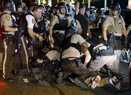 Policie zatýká demonstranta ve Fergusonu, kde pokraují protesty kvli smrti...