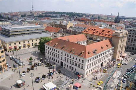 Areál stojí v historickém jádru, které je památkou UNESCO, naproti Obecnímu domu