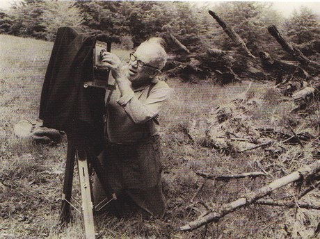 Josef Sudek v Mioní, 1970, foto Herbert Thiel, repro z knihy Josef Sudek /...