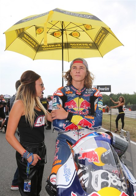 ESKÁ NADJE. Karel Hanika ped startem závodu kategorie Moto3, v nm nakonec...