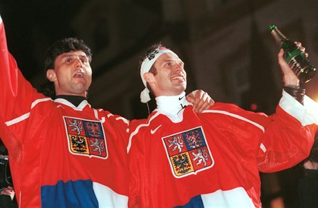 Zlatí hoi. Vladimír Rika (vlevo) a Dominik Haek pi návratu z turnaje v...