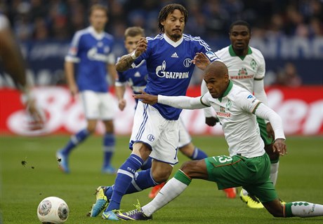 eský fotbalista Werderu Brémy Theodor Gebre Selassie (vpravo) a Jermaine Jones...