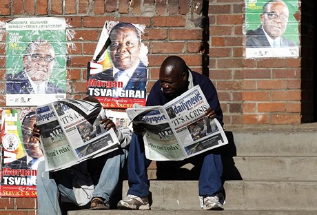Místní proítají zimbabwské noviny.