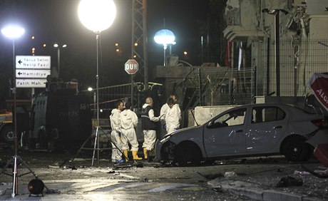 Forenzní experti turecké policie na míst výbuchu u policejní stanice v...