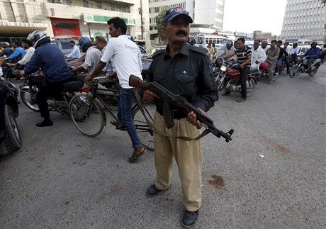 Pákistánský policista steí kontrolní stanovit.
