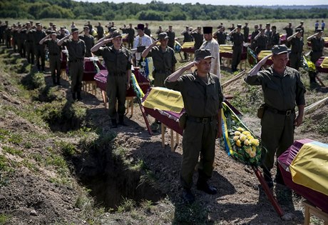 Poheb 57 ukrajinských voják, kteí zahynuli v bojích na východ zem.